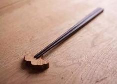 用这种筷子吃饭，小心慢性中毒！很多人天天用！